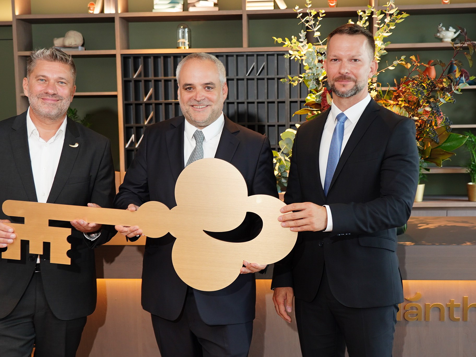 Markus&nbsp;Ernst,&nbsp;Matthias&nbsp;Grün und&nbsp;Jürgen&nbsp;Narath bei der symbolischen Schlüsselübergabe.