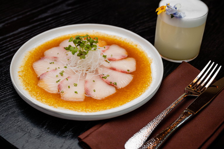 Hamachi mit Yuzu, Trüffel und Ponzu.