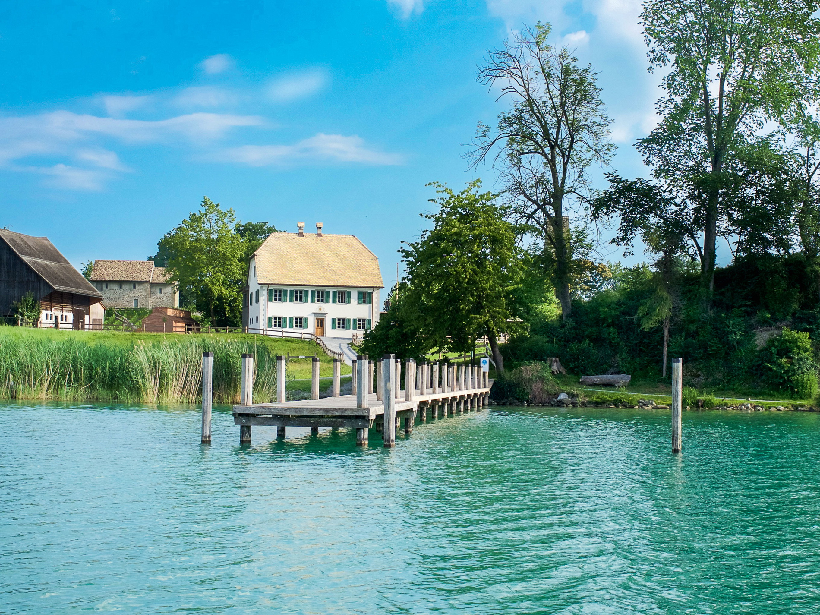 Die Insel Ufenau im Zürichsee ist die&nbsp;grösste Insel der Schweiz. Hier findet man Landwirtschaft, einen Gastrobetrieb und sogar ein eigenes Kunstfestival.