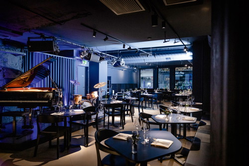 Mit dem «Rank» hat ein neues Restaurant eröffnet, das neben regionaler&nbsp;Küche auch gesunde Gerichte und Cocktails to go anbietet. Der Grossteil der Zutaten stammt von Zürcher Bauern, aus&nbsp;Zürcher Gewässern und Wäldern.