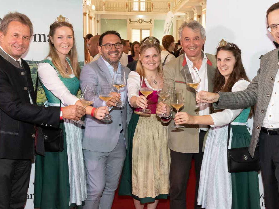 Franz Titschenbacher mit Weinkönigin Sophie Friedrich, den Weinhoheiten Katrin Strohmaier und&nbsp;Marlene Prugmaier,&nbsp;Dr. Oliver Kröpfl, Ing. Werner Luttenberger und&nbsp;Stefan Potzinger bei der Riedenweinpräsentation 2022.