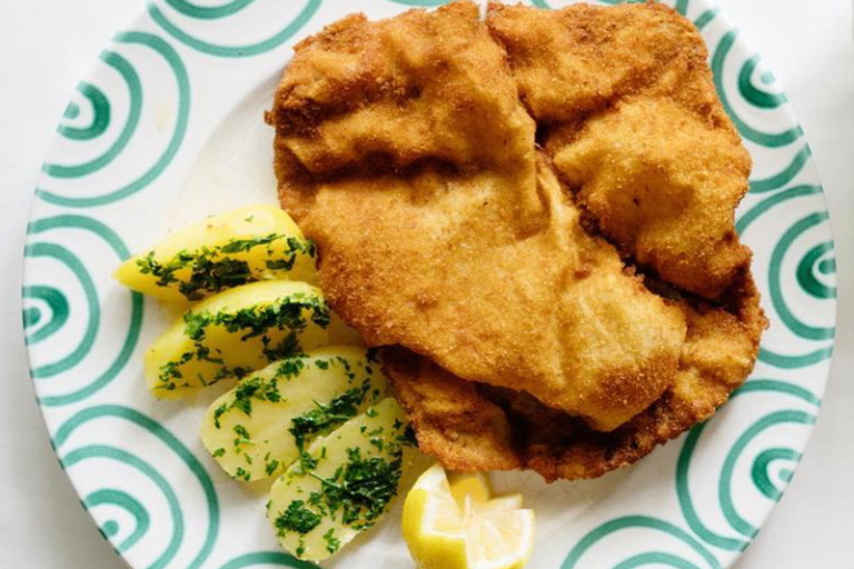 Das Wiener Schnitzel wird im «Amadeus» nach original österreichischem Rezept zubereitet.