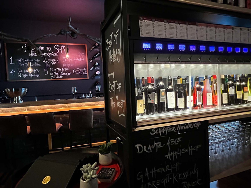 Im »Sitt Wein« können Gäste zahlreiche Weine im Glas probieren.&nbsp;