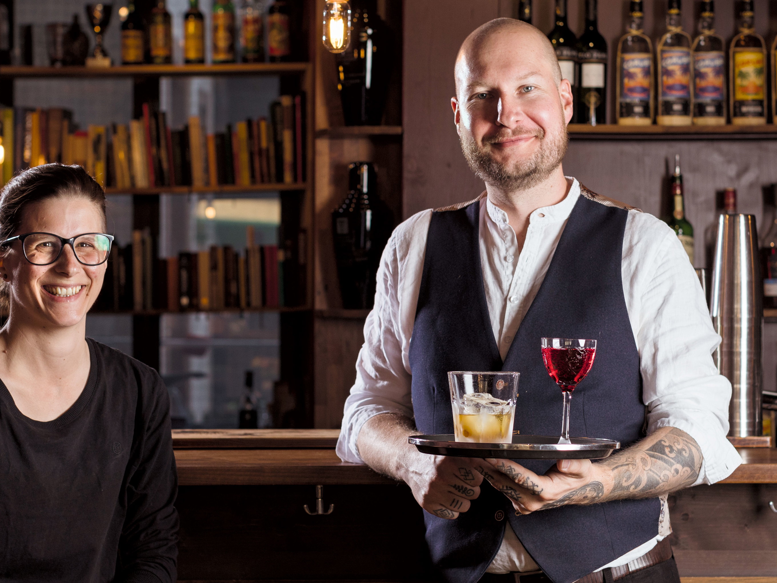 Gehören zu den besten Mixologen der Stadt Basel: Rebekka Anna Salzmann und Roger Grüter von der Bar «Angel‘s Share».