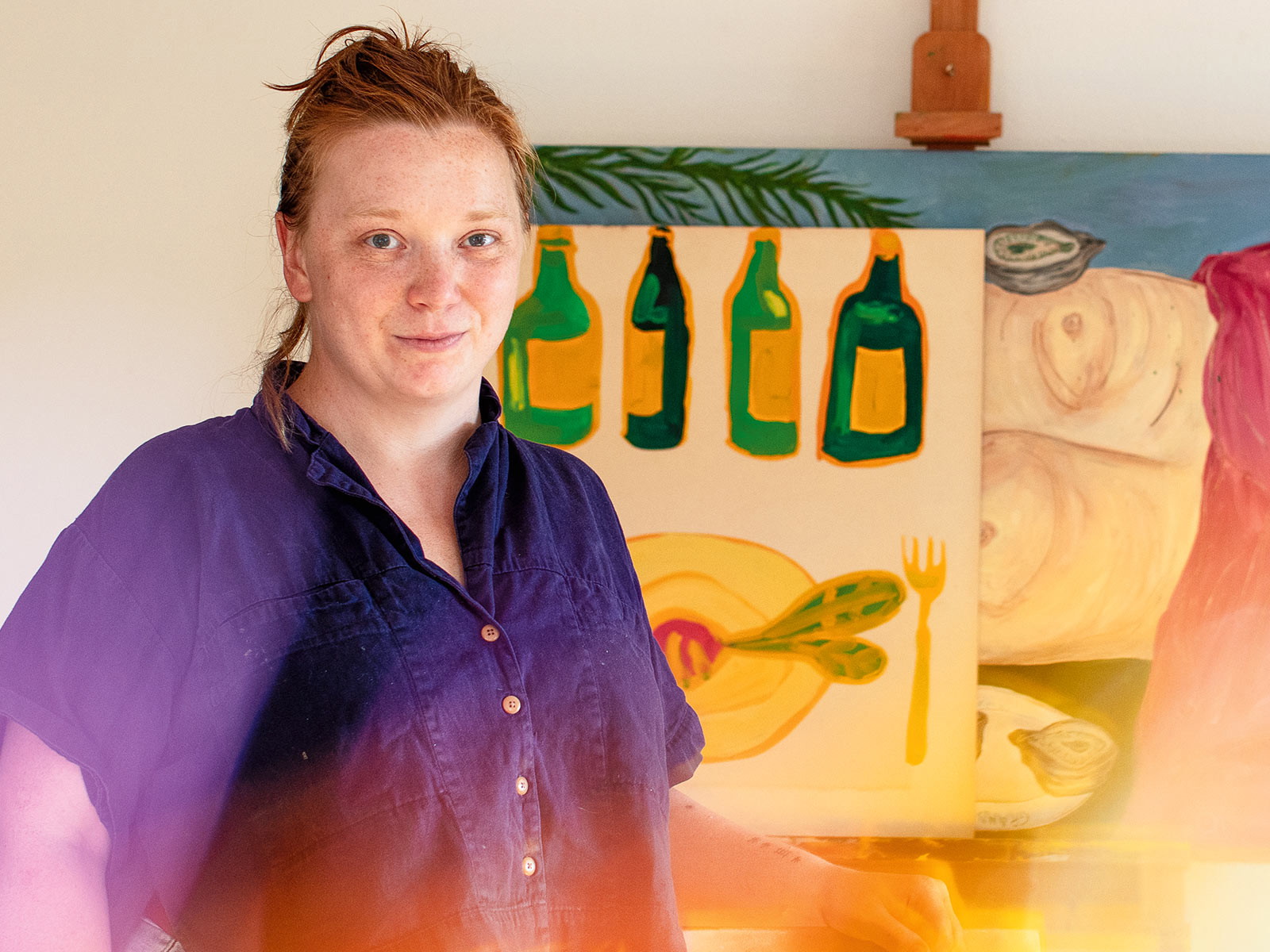 Vroni von Manz in ihrer Wohnung unweit der Zürcher Langstrasse. Hier entstehen auch ihre Kunstwerke, die vor allem bei Gastronomen beliebt sind.