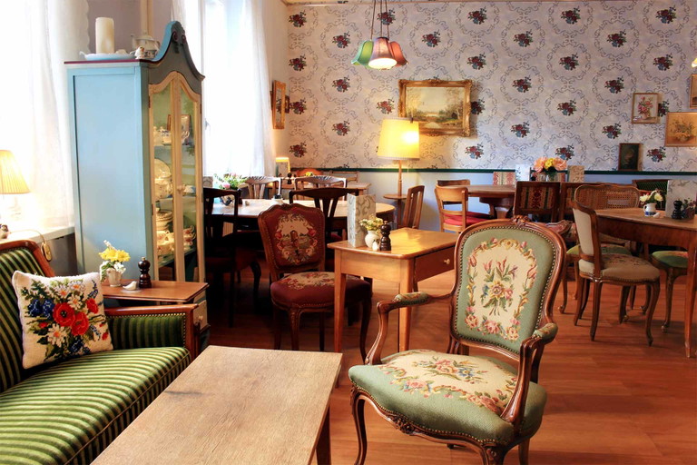 Die heimelige Einrichtung erinnert manche Gäste an ein «Brocki» oder Omas Wohnzimmer.