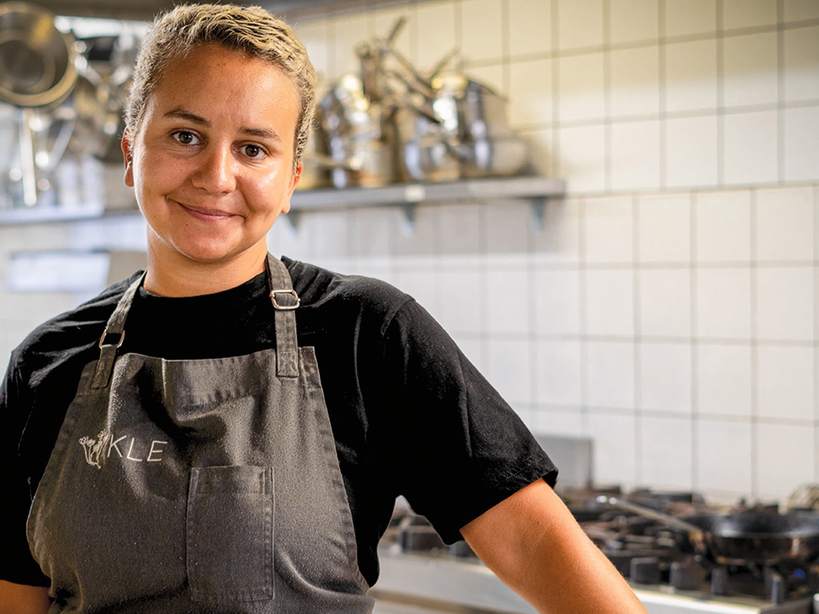 Nachdem Spitzenköchin Zizi Hattab 2020 mit dem «Kle» ihr erstes Lokal in Zürich eröffnete, folgte ein Jahr später mit dem «Dar» bereits ihr zweites pflanzenbasiertes Restaurant.