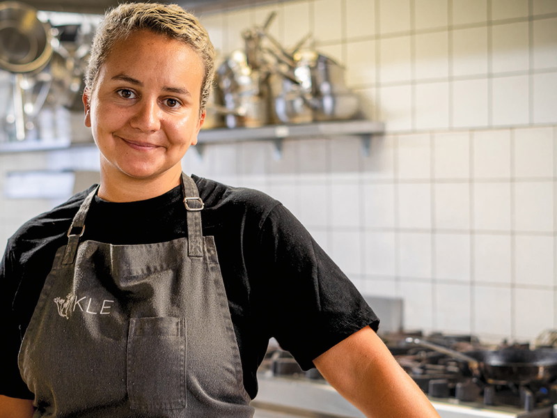 Nachdem Spitzenköchin Zizi Hattab 2020 mit dem «Kle» ihr erstes Lokal in Zürich eröffnete, folgte ein Jahr später mit dem «Dar» bereits ihr zweites pflanzenbasiertes Restaurant.
