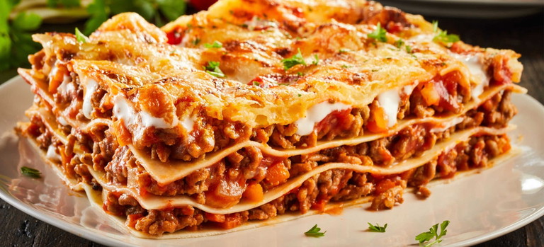 Die cremige Béchamelsauce ist im Rezept original italienischer Lasagne nicht wegzudenken.