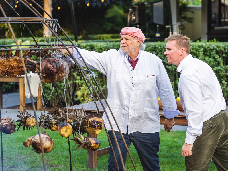 Francis Mallmann (l.) ist bekannt für seine Küche über offenem Feuer. Barry MacAffer von Laphroaig schaut sich die Grilltechnik an.&nbsp;