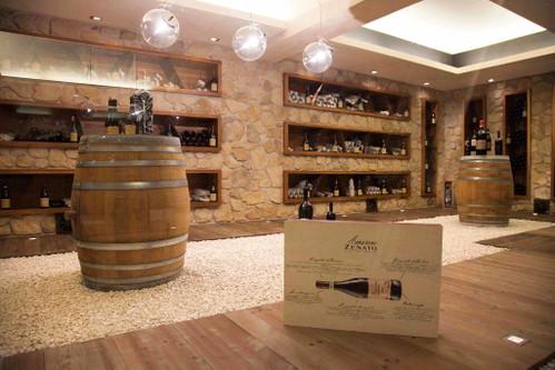 The most famous white wines of Lake Garda grow on its southern shore: Lugana and Custoza.