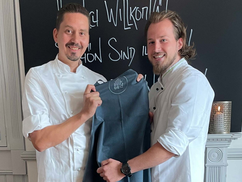 Joe Opitz übergibt dem ehemalige Sous Chef Thomas Glahn die Küchenleitung der «Huusbeiz».