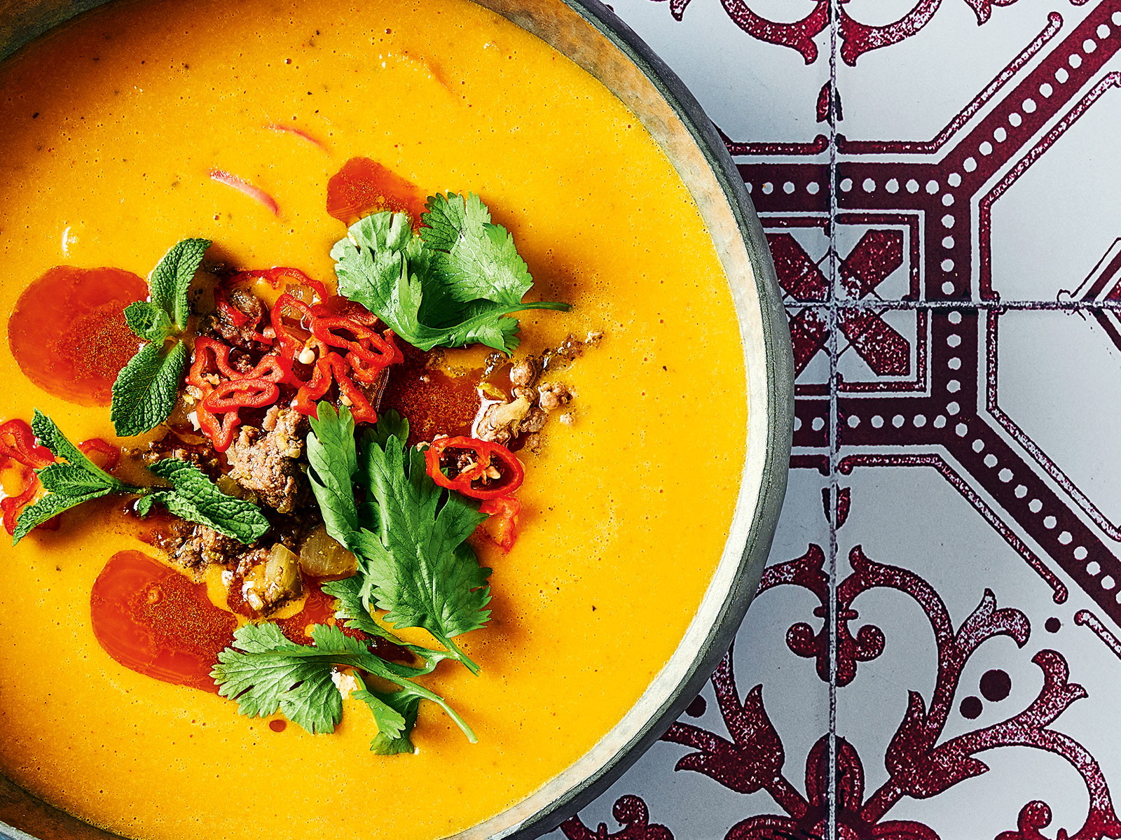 Kürbis-Kokos-Suppe mit gehacktem Rind