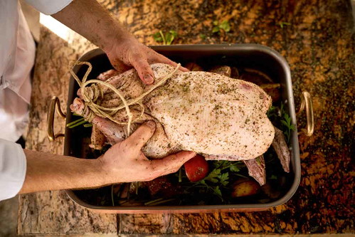 6. Die Gans wird daraufgelegt und kommt bei ca. 160 Grad in den Ofen (pro Kilo für etwa eine Stunde). Wichtig: Zwischendurch immer wieder mit dem&nbsp;Saft übergießen. Aus den Resten in der Bratform lässt sich wunderbar eine schmackhafte Sauce zubereiten.