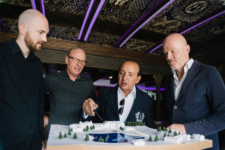 Innovatives Familienprojekt: Das revolutionäre Spa, designed von Star-Architekt Hadi Teherani, wird im Frühjahr 2023 fertiggestellt. V.l.n.r.: Philipp Altenberger, Sepp Altenberger, Hadi Teherani und Gerhard Altenberger.