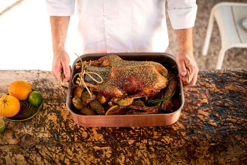 »Für den Braten darf die Gans auf keinen Fall frisch geschlachtet sein, sie sollte ein paar Tage reifen. Dann ist sie entspannter und wird nicht zäh«, Max Stiegl Restaurant »Gut Purbach« am Neusiedlersee.