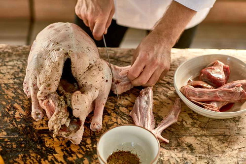 1. Die Gans muss zuerst küchenfertig gemacht werden. Dazu die Flügel abschneiden …&nbsp;