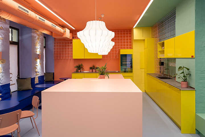 Ausgefallen und bunt geht es im Wine Concept Store von Anton Schmaus zu.