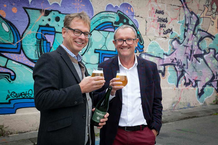 ÖBf-Vorstand Rudolf Freidhager (re.) und Braumeister Axel Kiesbye (li.) präsentieren das Waldbier Jahrgang 2021 Edition »Wachauer Auwald - Echtes Mädesüß &amp; Silberweide«&nbsp;in Wien.