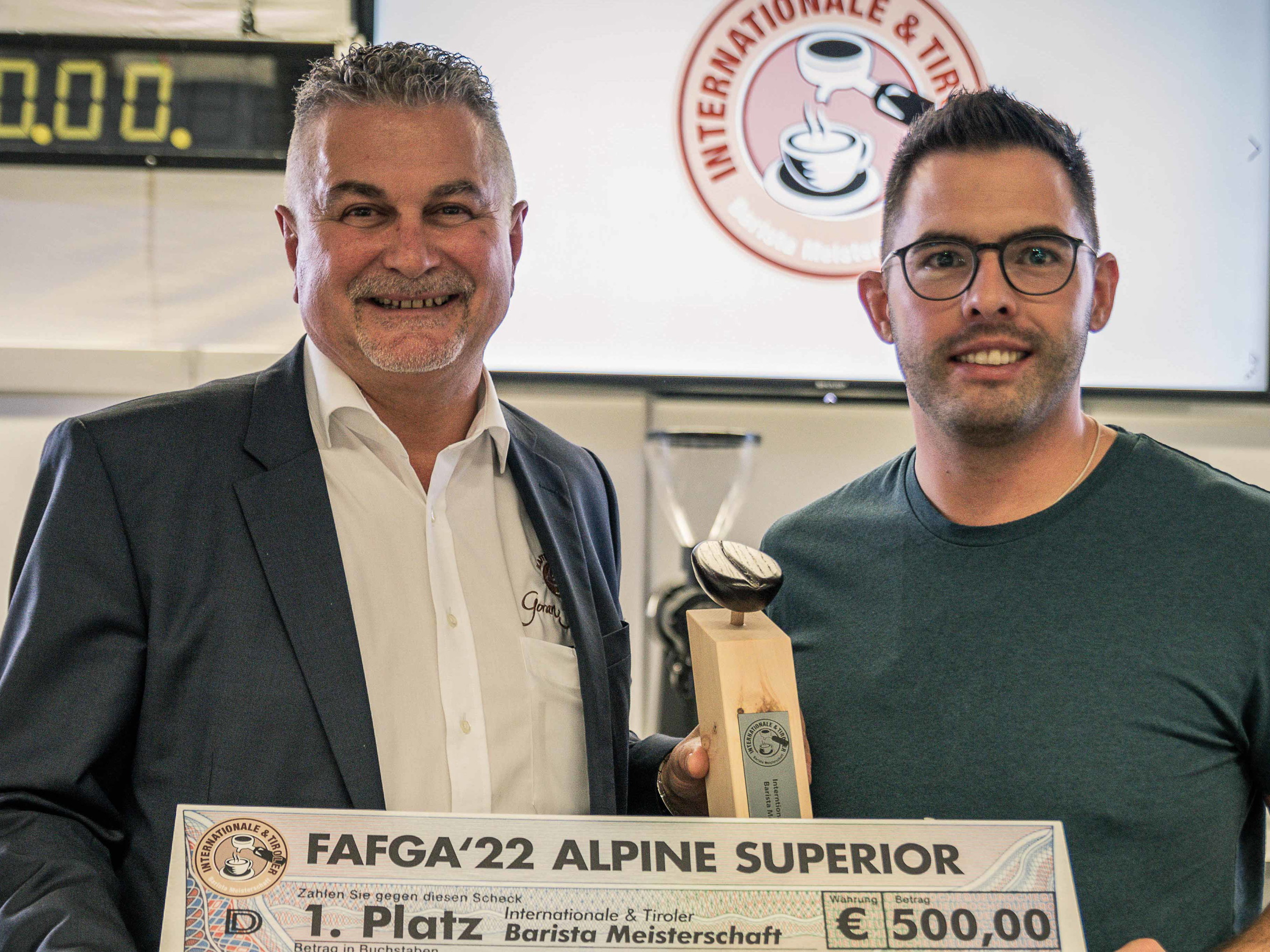 Initiator der Kaffeemeisterschaften Goran Huber&nbsp;und&nbsp;Hannes Andexer&nbsp;bei der Preisverleihung (vlnr.)