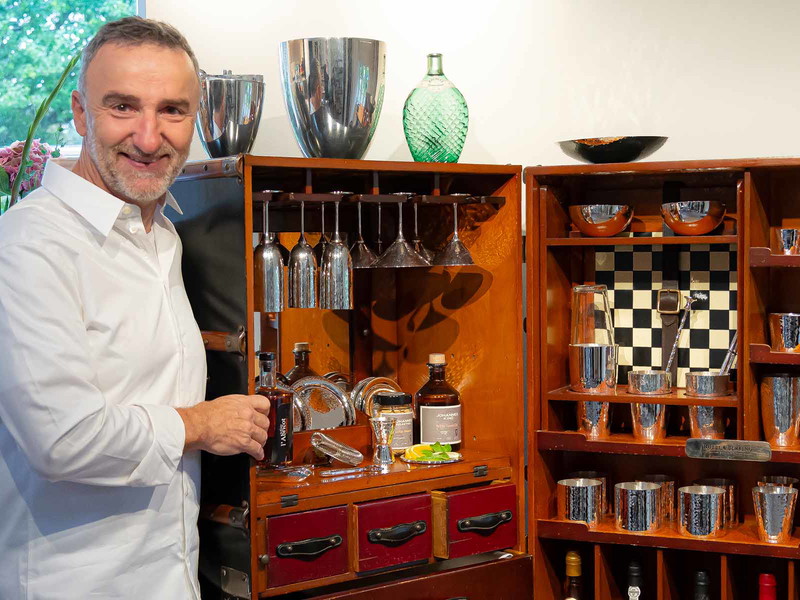 Johannes King bietet in seinem neuen Pop-Up Feinkost an, die von den Kunden probiert und erlebt werden kann.