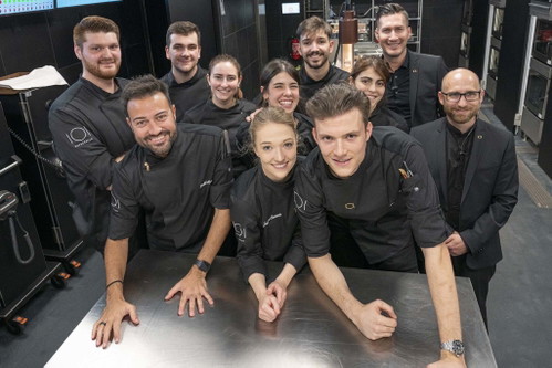 Die Küchencrew mit Eatrenalin Küchenchef Pablo Montoro, der französisch-österreichischen Chef Pâtissière Juliana Clementz und Sous Chef Ties van Oosten (vorne v. l. n. r.).