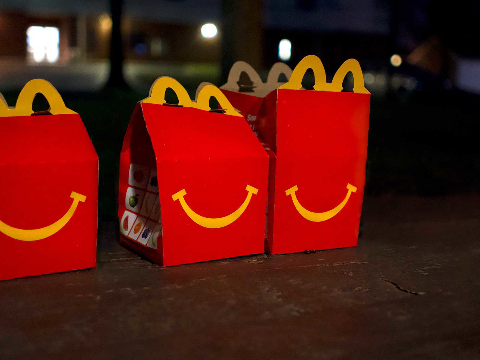 Das Happy Meal für Erwachsene unterscheidet sich in der Farbgestaltung von der Kinderversion.
