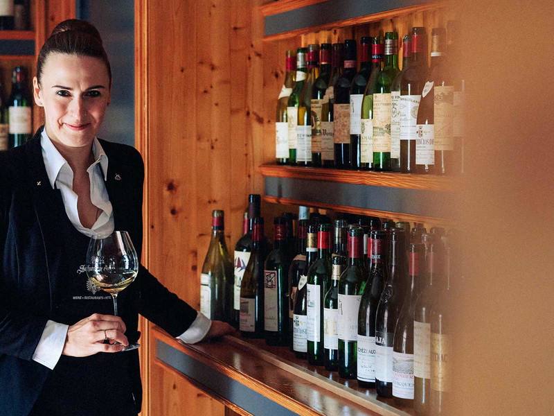 Melanie Wagner, Sommelière im »Schwarzen Adler« Oberbergen, kann aus dem Vollen schöpfen: Die Weinkarte listet 4000&nbsp;Positionen – nur das Feinste vom Feinen.