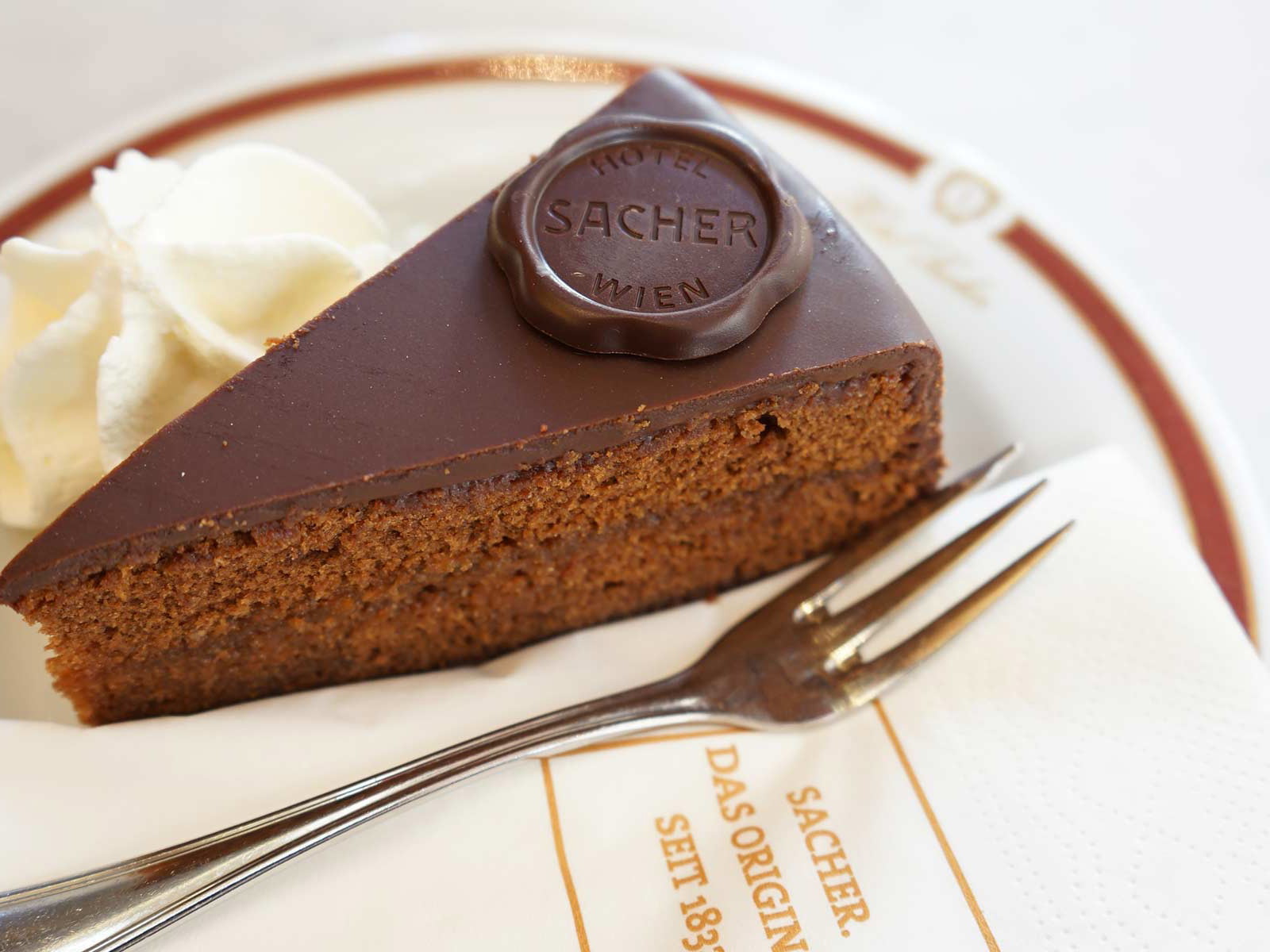 Seit 1832 wird die weltberühmte Sachertorte in Handarbeit nach dem Originalkonzept in Wien zubereitet.