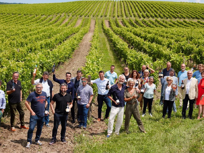 Vignobles and Signatures is a collective consisting of 17 family-owned wine producers located all over France.