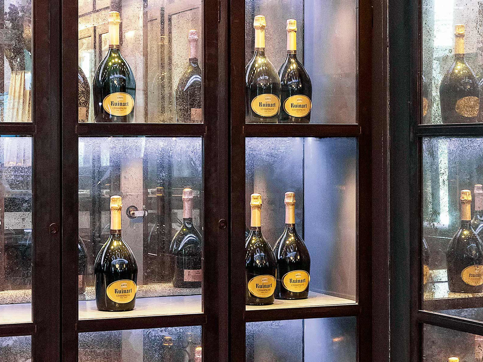 Im »Balthazar« in Kopenhagen gehört die Bühne den Champagnerflaschen.
