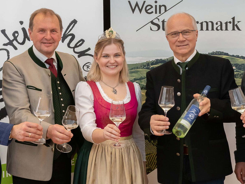 Michael Gradischnig, Leiter Werbung Steiermärkische Sparkasse, Werner Brugner, Kammerdirektor, Weinhoheit Sophie Friedrich, Landesrat Ök.-Rat. Johann Seitinger und Stefan Potzinger, Obmann Wein Steiermark.