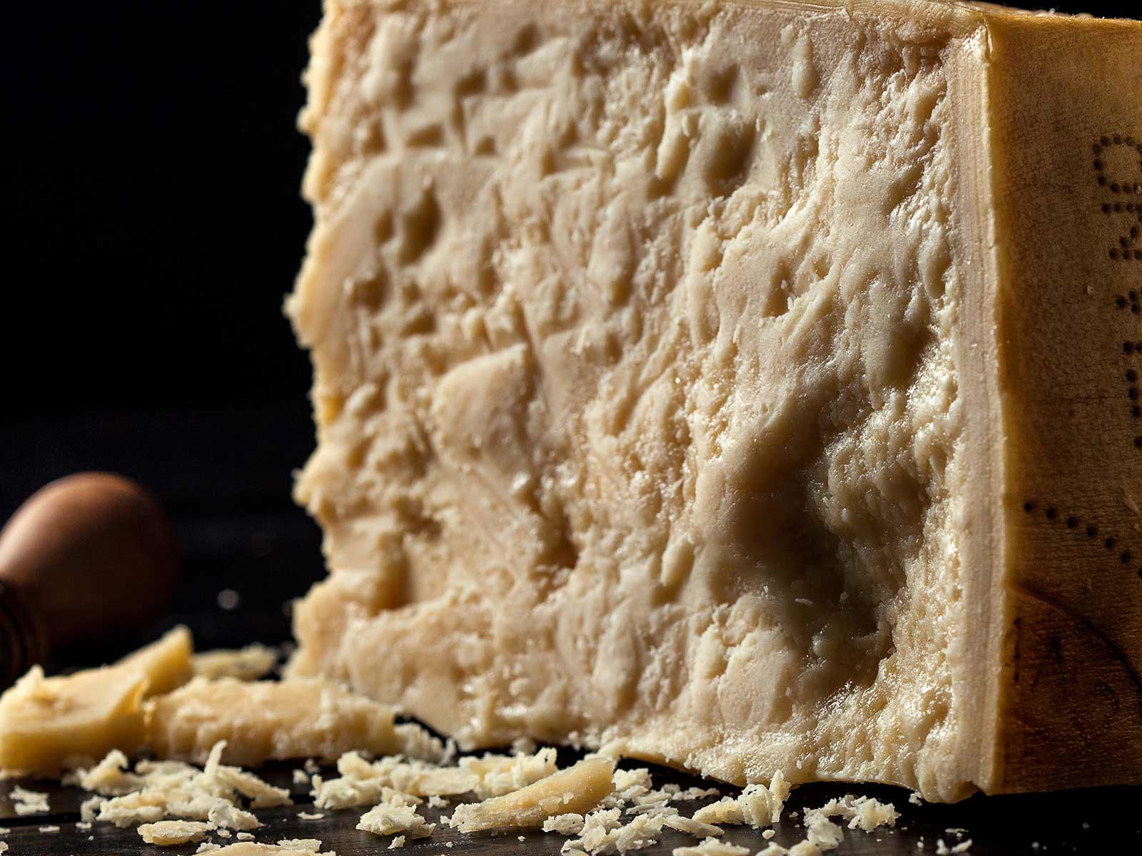 Parmigiano Reggiano: Achten Sie auf das Branding auf der Rinde.