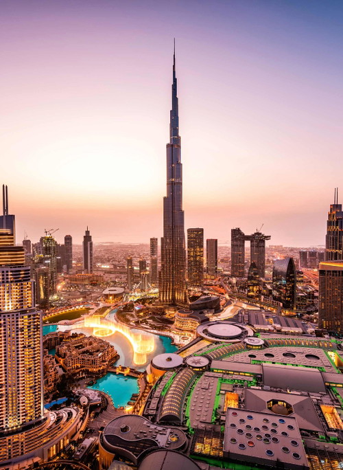 The Burj Khalifa tower reaches 828 meters and is home to&nbsp;the highest restaurant in the world.