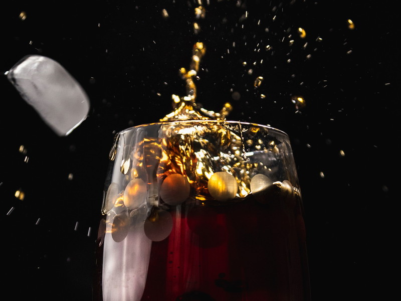 Wenn man Kaffee und Wasser Zeit gibt, damit sie, gut gekühlt, eine langfristige Beziehung miteinander eingehen können, wird man mit Aromen belohnt, wie man sie der Bohne gar nicht zugetraut hätte.