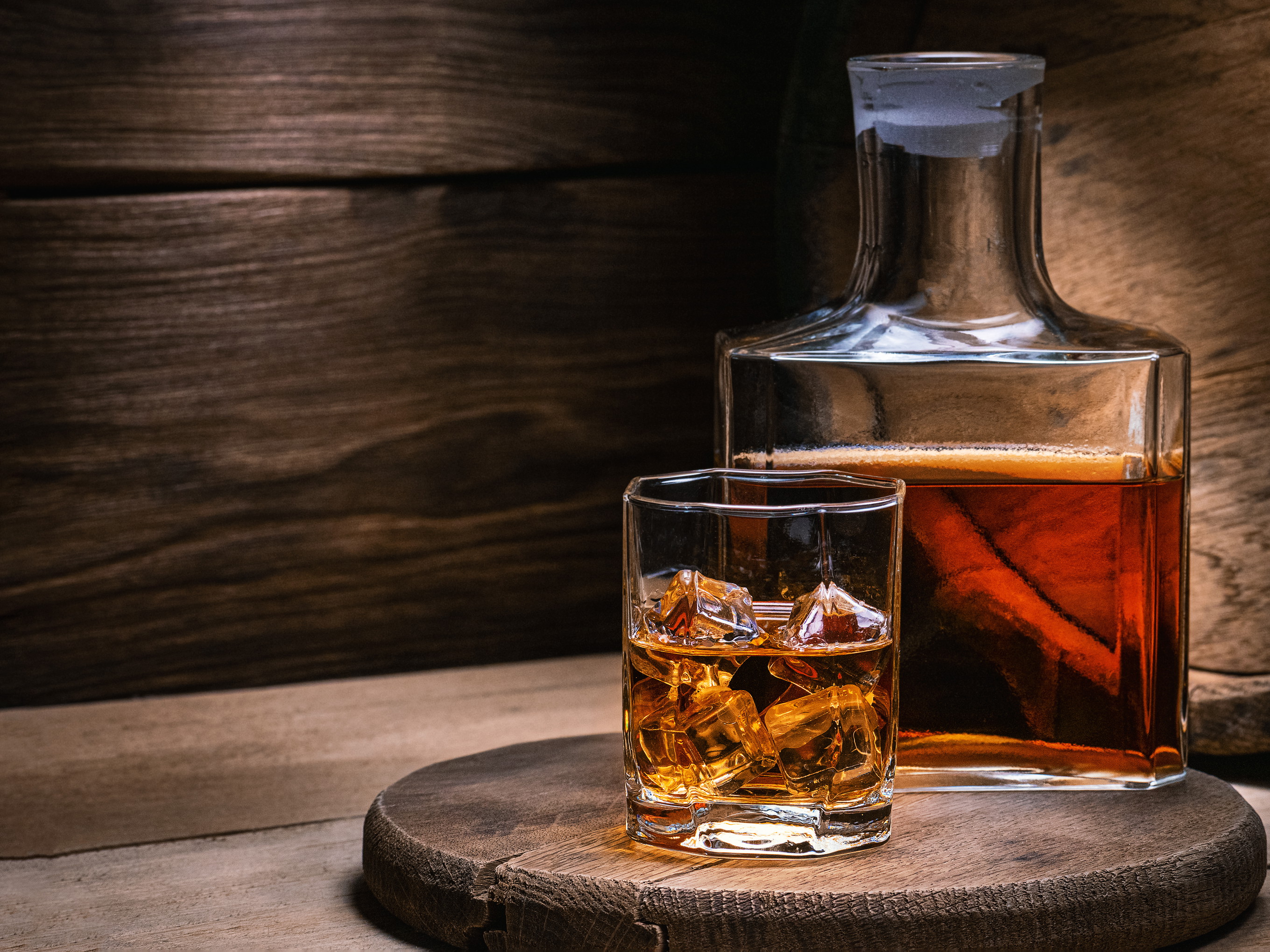 Die Whisky-Industrie erwirtschaftet heute rund 60 Milliarden Dollar pro Jahr. Dieser riesige Markt zwingt die Unternehmen und Brennereien dazu, sich von den anderen abzuheben – das lässt neue Trends entstehen.