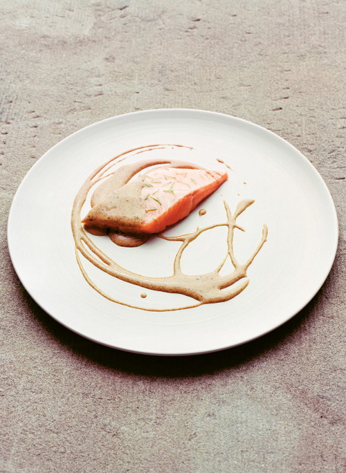 Sven Wassmers Signature Dish: Geräucherter Saibling mit gebranntem Rahm und Tannenöl&nbsp;
