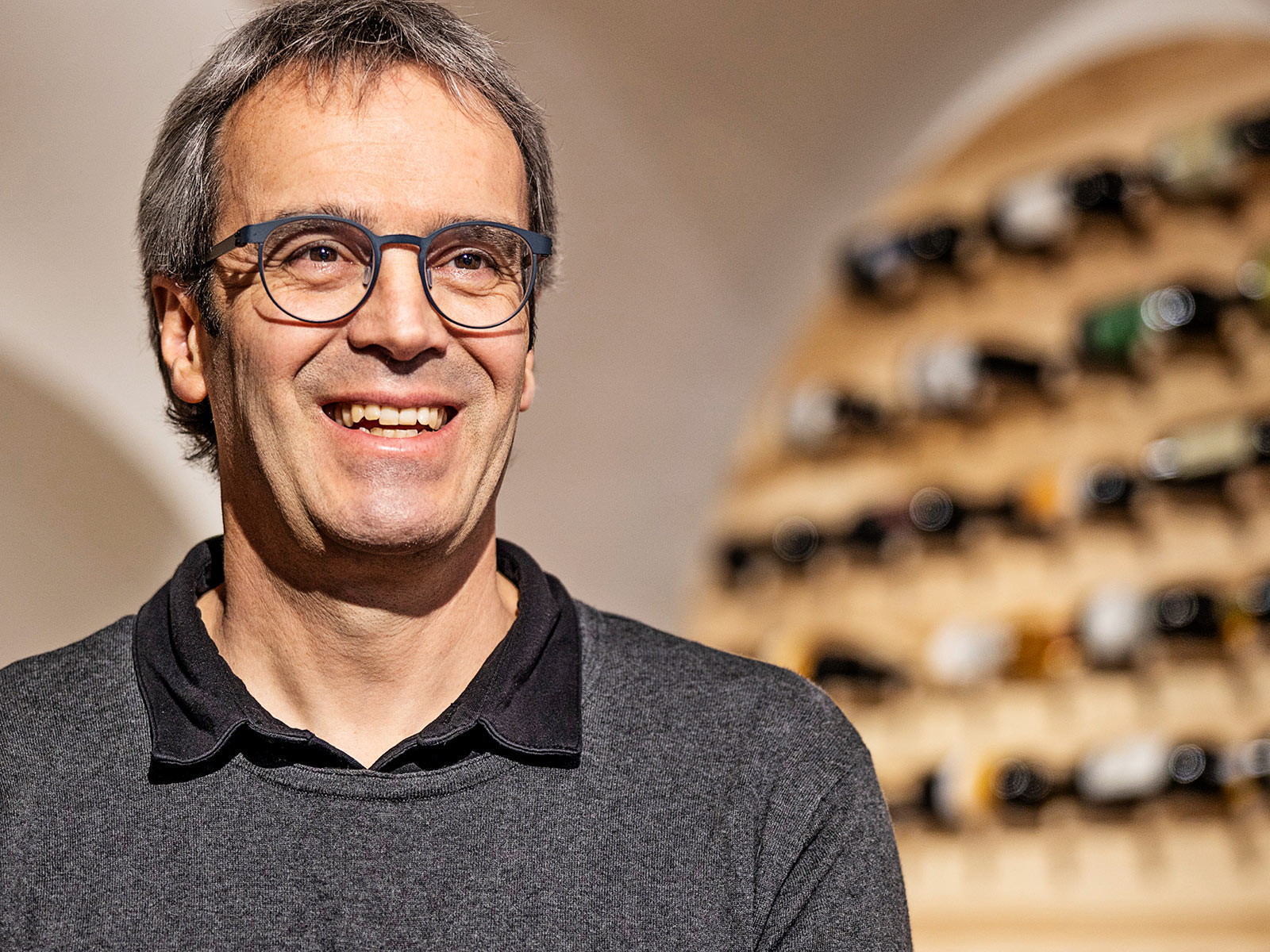 Dani Schwarz in seinem&nbsp; Wein- und Käseladen «gust».