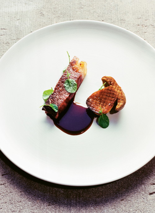 Schweizer Wagyu mit Steinpilzen und Garumjus