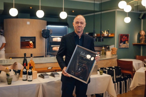 Topsommelier Grégory Rohmer vom Restaurant «Stucki» nahm die Auszeichnung im Namen von Tanja Grandits entgegen.