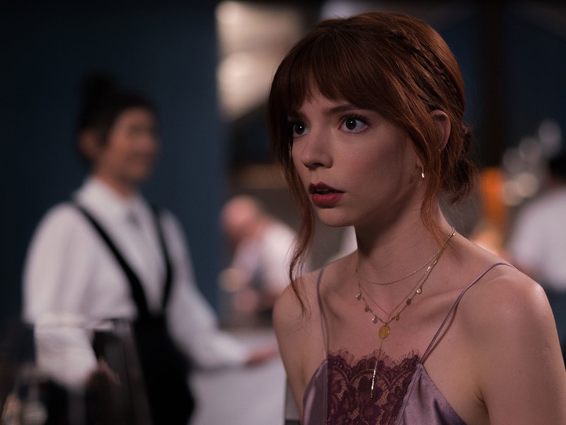 Margot (Anya Taylor-Joy) kann sich nicht wirklich für Wein begeistern.