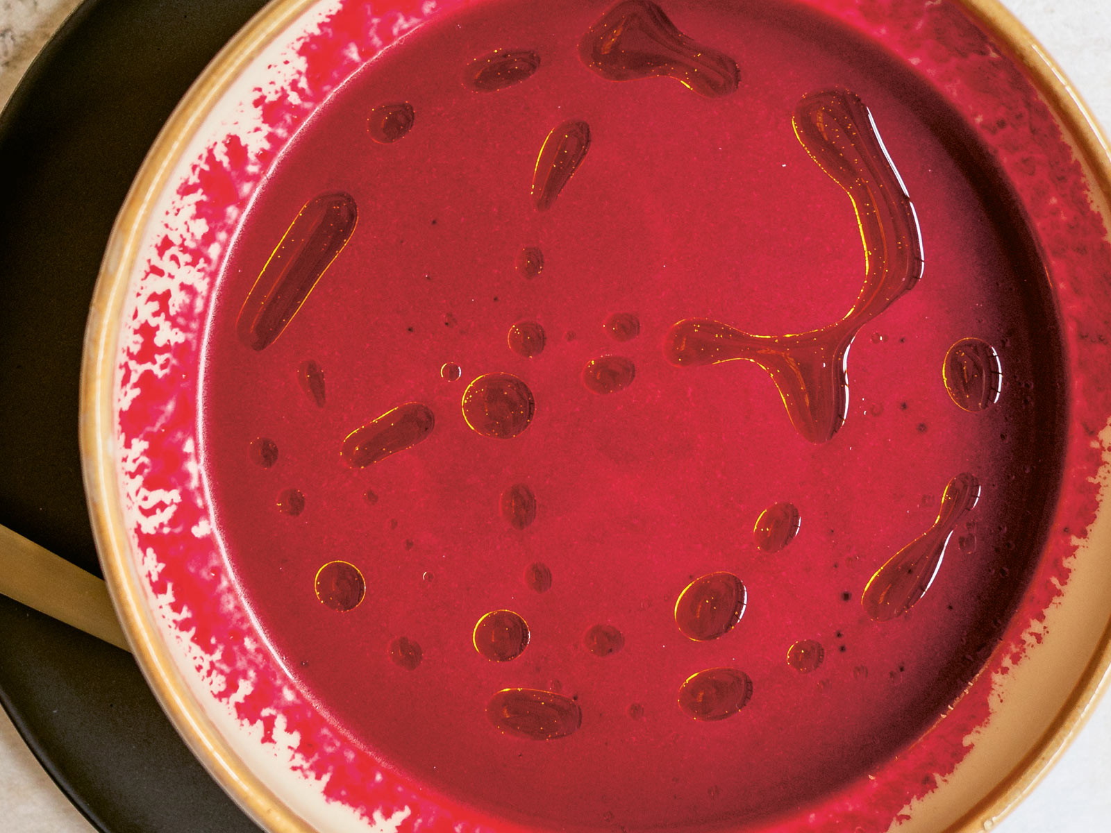 Herbstzeit ist Suppenzeit: Zizi Hattabs vegane Randen-Suppe.