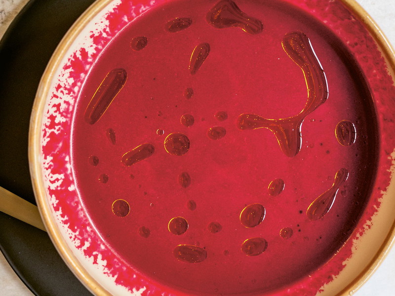 Herbstzeit ist Suppenzeit: Zizi Hattabs vegane Randen-Suppe.