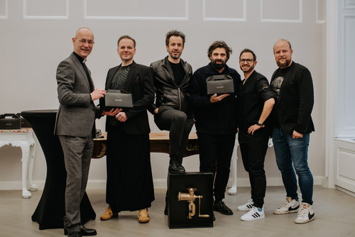 Dompfarrer Toni Faber mit Gastronom Marco Simonis, Gourmet-Werber Florian Mainx, Spitzenkoch Konstantin Filippou, Dominik Stolzer und Hannes Hönegger.