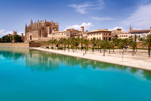 Palma's unmistakable landmark is the Gothic cathedral La Seu, right next to which is the Almudaina Palace, the official Mallorcan residence of the Spanish monarch. You can get probably the best almond ice cream in town at the café "Ca'n Joan de s'Aigo".

