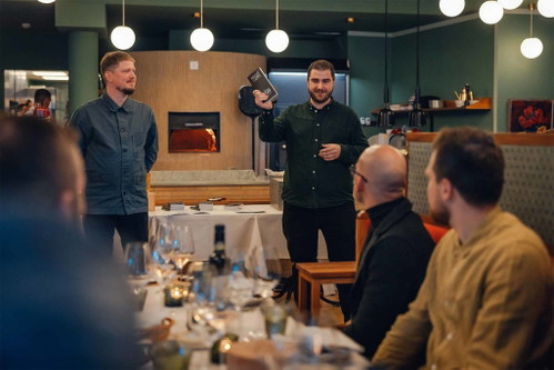 Die beiden Falstaff-Schweiz-Chefredaktoren Dominik Vombach und Benjamin Herzog präsentierten den neuen Restaurant- und Beizenguide.