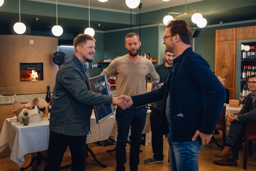 Oliver Friedrich und David Esser mit den Falstaff Chefredaktoren.