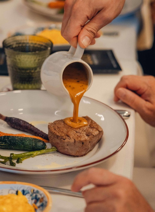 Filettini di manzo al forna mit Safranrisotto und Kräutersauce.