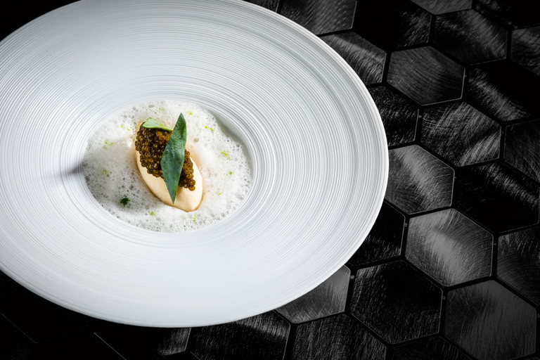 Juan Amador traf schon sehr früh den Vater der Molekularküche, Ferran Adrià. Daraus entstanden Gerichte wie »geeister Beurre-Blanc-Royal-Caviar mit Haselnussmilch«.