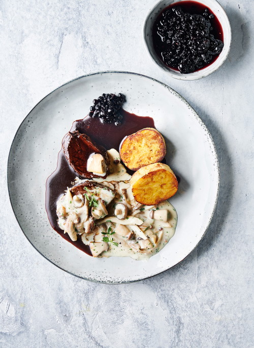 Geschmorte Gamsschulter mit Briocheknödel, Rahnpilze &amp; Holder